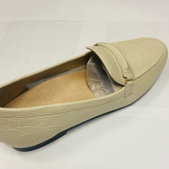 Vionic Newport Cream Croc flats size 6 NWT in original box with tissue paper - Picture 2 of 8
